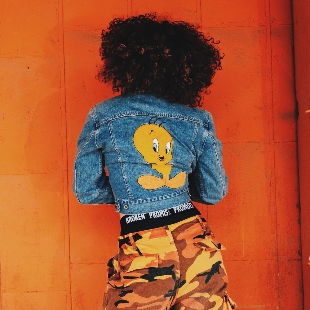 Vintage 90s/Y2K Looney Tunes- Tweety Denim Jacket in Size Small ✨